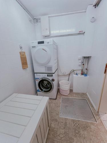 a small bathroom with a washing machine and a washer at Ferienhaus Costa Kiesa in Schwarmstedt
