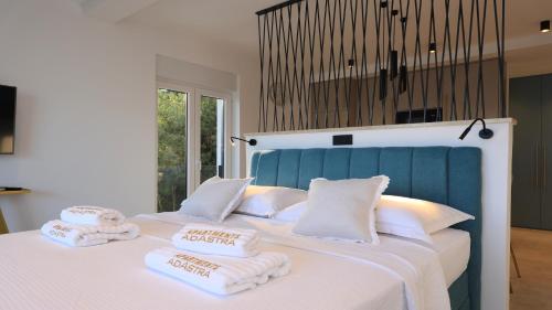 Postel nebo postele na pokoji v ubytování AdAstra Apartments