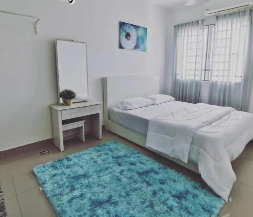 @Sentrovue Homestay AFIQ near UiTM/Hosp PuncakAlam في كوالا سيلانجور: غرفة نوم بسرير وسجادة زرقاء