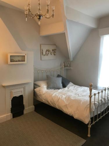 sypialnia z łóżkiem i żyrandolem w obiekcie Clifton Lodge w mieście Lytham St Annes
