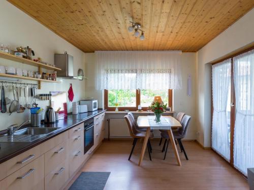 cocina con mesa y comedor en Ferienwohnung Leipold Andreas, en Merzig