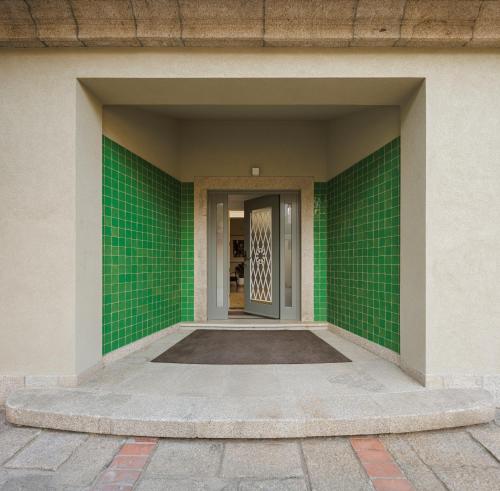 a hallway with green tile on a building at Casa Kala in Porto
