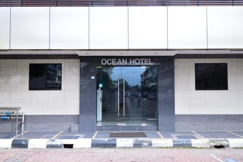 ein Gebäude mit Eingang zu einem Meereshotel in der Unterkunft OCEAN HOTEL in Labuan