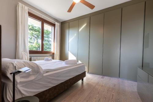 Schlafzimmer mit einem Bett und einem Fenster in der Unterkunft Casa Veronica in Manerba del Garda
