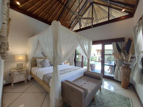 Tempat tidur dalam kamar di Beautiful Villa Indah