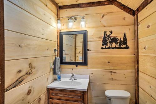 een badkamer met een wastafel en een spiegel bij Brand New Trenton Cabin Panoramic Lake Views in Trenton
