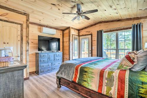 Un dormitorio con una cama y un ventilador de techo. en Brand-New Trenton Cabin Panoramic Lake Views, en Trenton