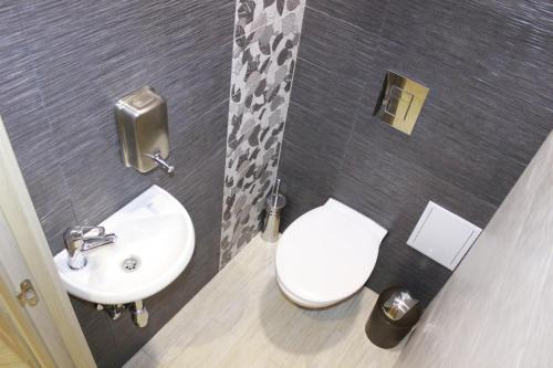 利維夫的住宿－CIello Hostel，浴室配有白色卫生间和盥洗盆。