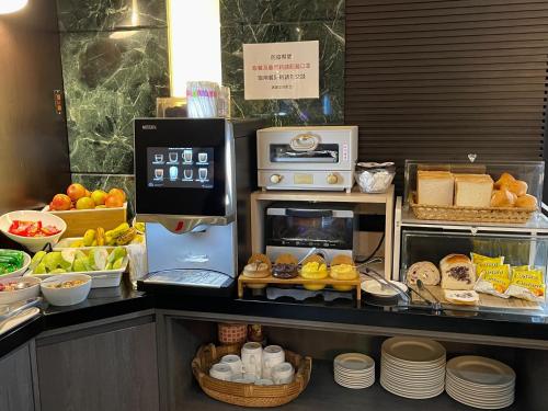 a counter with a buffet with food on it at Sun Sweet Hotel in Luodong
