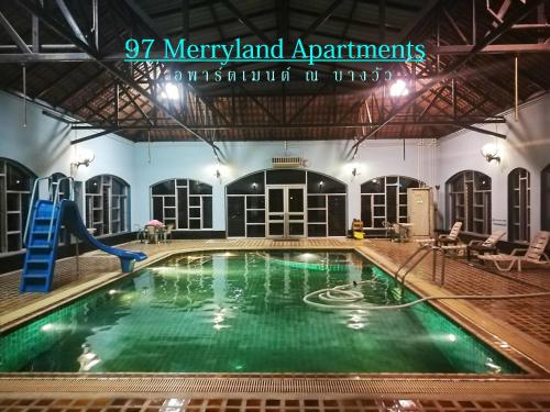 Poolen vid eller i närheten av 97 Merryland Apartments & Hotel