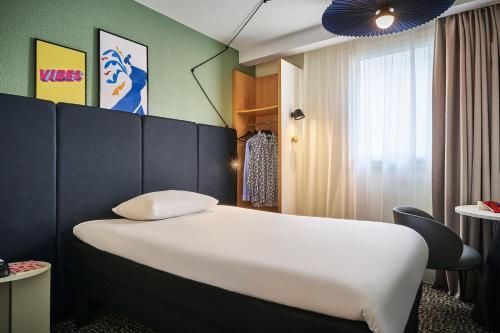 a hotel room with a bed and a chair at ibis Paris Avenue d'Italie 13ème in Paris