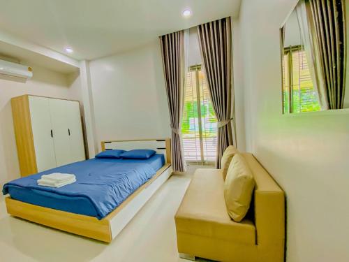 Ban Khlong Chi LatにあるIn Town Pool Villa Krabiのベッドルーム(ベッド1台、ソファ付)