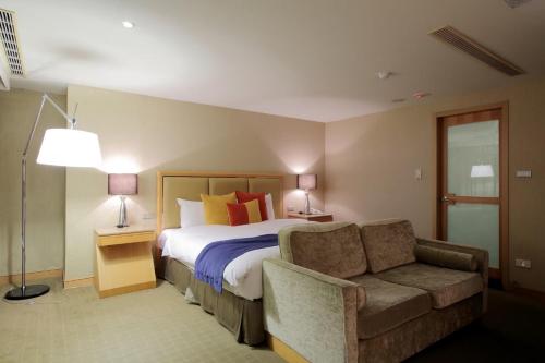 Una cama o camas en una habitación de 晶樺商務飯店 鄰近羅東車站