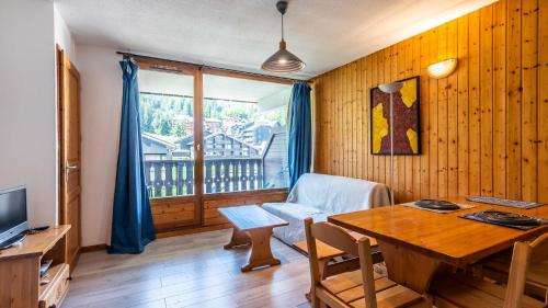 un salon avec une table et une chaise dans l'établissement Les Sitelles - 18 - Belle vue Appart 6 pers, à Morillon