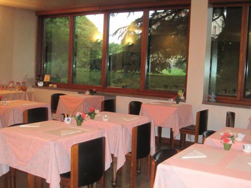 A restaurant or other place to eat at Albergo Villa & Roma