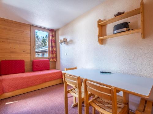 une pièce avec une table, des chaises et une fenêtre dans l'établissement Arcades-39- Studio pied des pistes-4 pers, à Doucy