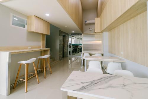 Kuchyň nebo kuchyňský kout v ubytování วัน บัดเจท เชียงราย ซอยสวรรค์ One Budget Hotel Chiangrai Soi Sawan