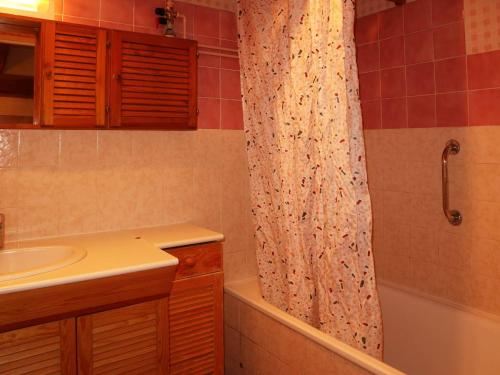 a bathroom with a shower curtain and a sink at Appartement Les Orres, 2 pièces, 6 personnes - FR-1-322-203 in Les Orres