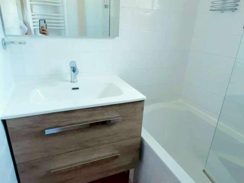 uma casa de banho com um lavatório, um chuveiro e um WC. em Chalet Les Orres, 3 pièces, 6 personnes - FR-1-322-434 em Les Orres