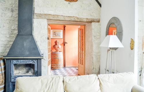 un salon avec un canapé et une cheminée dans l'établissement Château Du Rivière, à Rivière