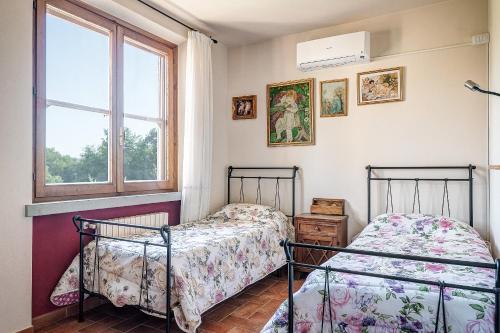 ルチニャーノにあるVilla Verdeの窓付きの部屋 ベッド2台