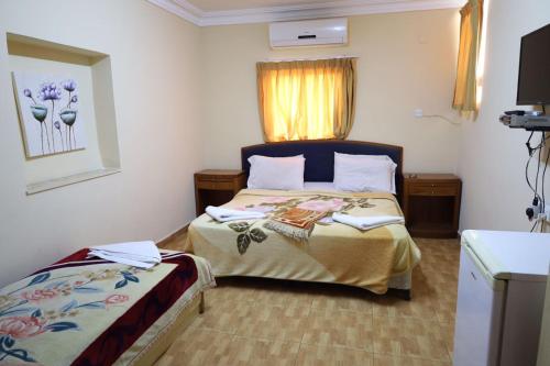 Habitación de hotel con cama y ventana en Dweik Hotel 1 en Áqaba