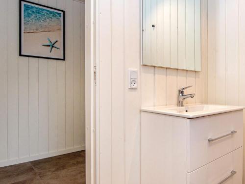 W łazience znajduje się umywalka i lustro. w obiekcie Holiday home Haderslev XLVII w mieście Haderslev