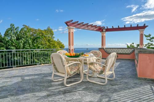 Balkón nebo terasa v ubytování Villa Mendonça, a Home in Madeira