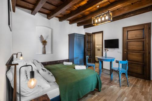 a bedroom with a bed and a table and chairs at Ferrata Vár Vendégház in Csesznek