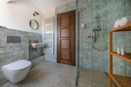 a bathroom with a shower and a toilet and a sink at Ferrata Vár Vendégház in Csesznek