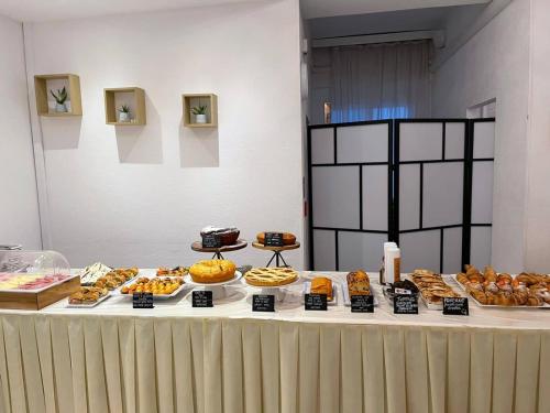 stół z różnymi rodzajami wypieków w obiekcie Hotel Bellini w mieście Riccione
