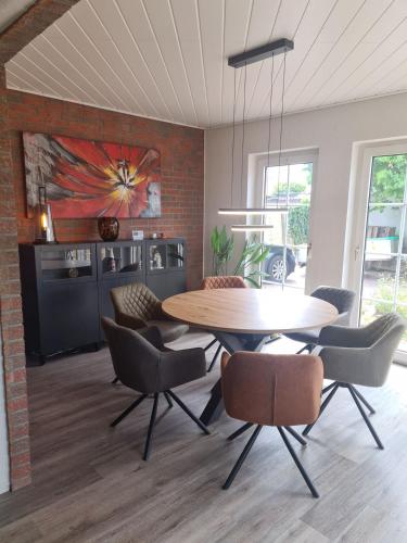 a dining room with a table and chairs at Ferienwohnung Grahn 15154 in Leer