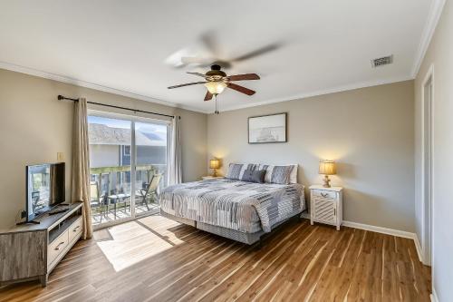 a bedroom with a bed and a ceiling fan at 1BR Townhouse on Okaloosa Island - 5 Min Walk to Beach! Near Restos! in Fort Walton Beach