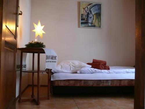 una camera con due letti e un tavolo con una stella sul muro di Domek Kozacki a Łukowe