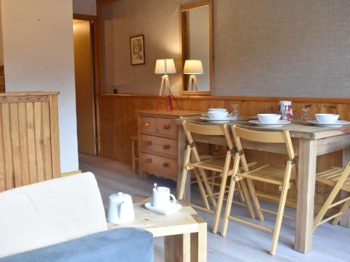 Studio skis aux pieds à Méribel – Centre, commerces à 100m, piscine estivale, ascenseur, casier à skis - FR-1-180-549