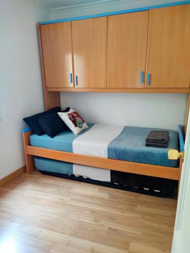 เตียงในห้องที่ Doble or individual bed near Sevilla Center FREE PARKING