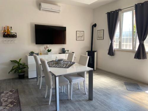 uma sala de jantar com uma mesa branca e cadeiras em Dream House...la casa dei sogni ! em Ladispoli