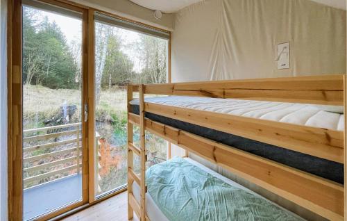 2 Etagenbetten in einem Zimmer mit Fenster in der Unterkunft Stunning Home In Farsund With Kitchen in Farsund