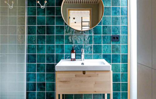 bagno con lavandino e specchio di Stunning Home In Farsund With Kitchen a Farsund