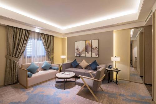 a living room with a couch and a table at Aber Khamis Mushait in Khamis Mushayt