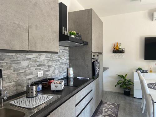 cocina con encimera negra en una habitación en Dream House...la casa dei sogni !, en Ladispoli