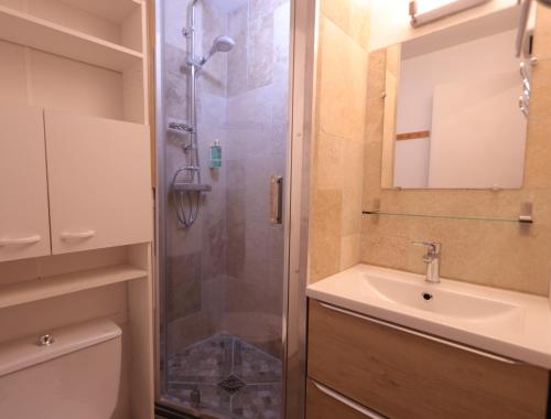 La salle de bains est pourvue d'une douche et d'un lavabo. dans l'établissement Tignes Val Claret - Studio 2- 4 personnes proche des pistes, à Tignes