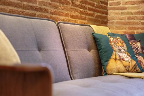 Una almohada con un tigre sentado en un sofá en AG Apartments, en Barcelona