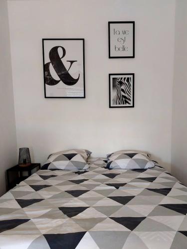 - une chambre avec un lit à motifs noir et blanc dans l'établissement Studio proche plage et commerces, à Les Sables-dʼOlonne