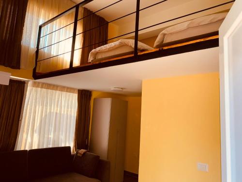 um quarto com 2 beliches e um sofá em Auto Tana Guest House em Tirana