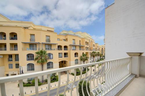 - une vue depuis le balcon d'un immeuble dans l'établissement Violet Court Apartments and Penthouse in St Julian's By ShortletsMalta, à San Ġiljan
