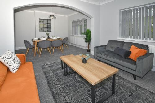 ein Wohnzimmer mit einem Sofa und einem Tisch in der Unterkunft Hanford Apartments by YourStays in Stoke on Trent