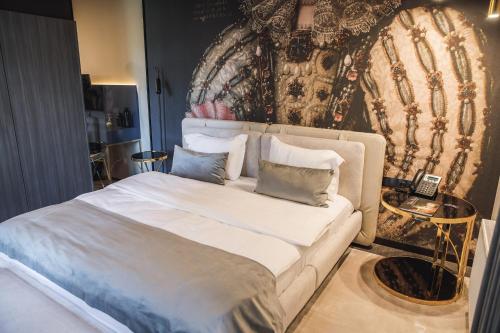 Letto o letti in una camera di Victoria Deluxe Hotel
