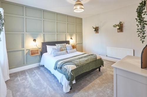 een slaapkamer met een groot bed in een kamer bij Host & Stay - Sion Hall Cottage in Alnwick