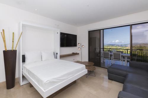 Roble Sabana 202 Luxury Apartment - Reserva Conchalにあるベッド